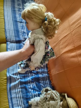 Vecchie bambole in porcellana