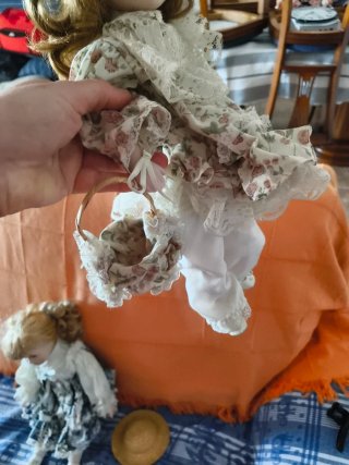 Vecchie bambole in porcellana