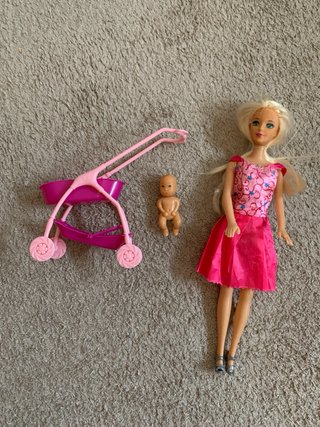 Barbie Mamá con Cochecito y Bebé