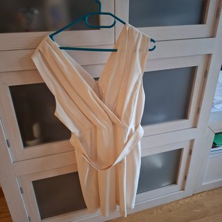 Vestido beige cruzado con cinturón