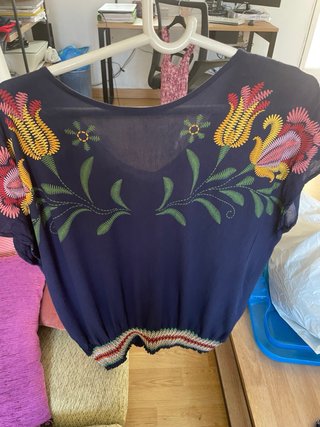 Camisa azul con bordado floral