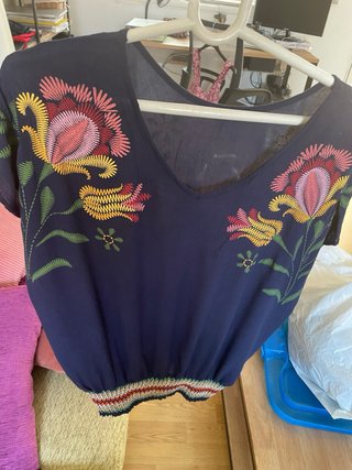 Camisa azul con bordado floral