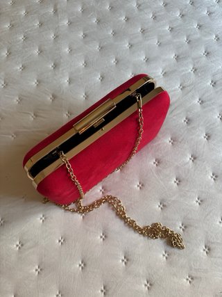 Bolso de mano rojo con detalles dorados