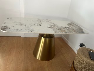 Mesa de salón dorada y blanca