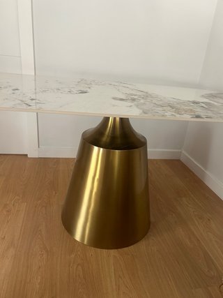 Mesa de salón dorada y blanca
