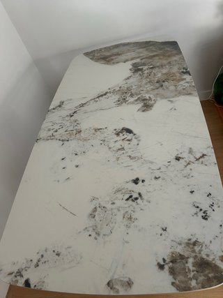 Mesa de salón dorada y blanca