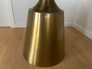 Mesa de salón dorada y blanca