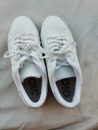 Zapatillas blancas con pedrería plateada