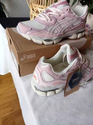 Zapatillas Asics rosas y blancas