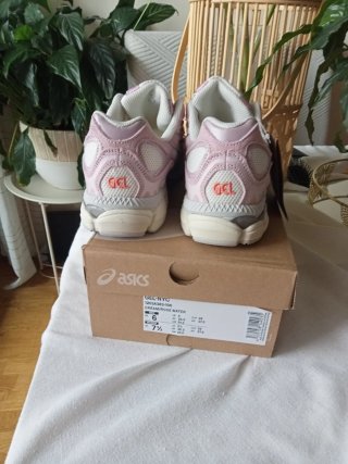 Zapatillas Asics rosas y blancas