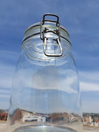 Tarro de cristal antiguo con cierre metal