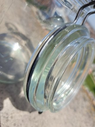 Tarro de cristal antiguo con cierre metal