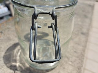 Tarro de cristal antiguo con cierre metal