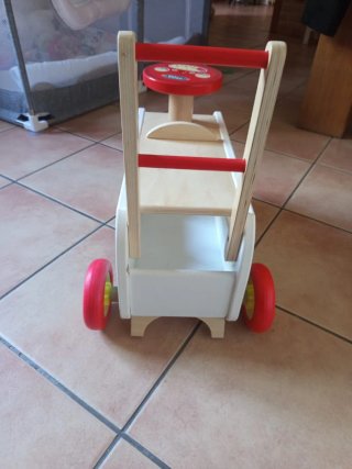 Correpasillos de madera con ruedas rojas