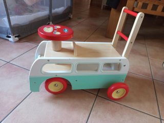 Correpasillos de madera con ruedas rojas