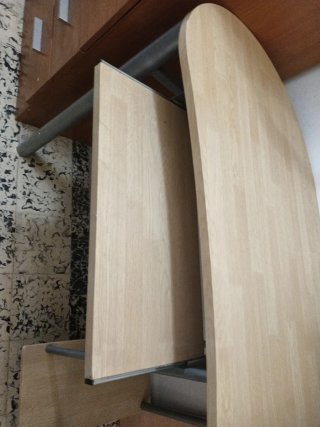 Escritorio de madera y metal