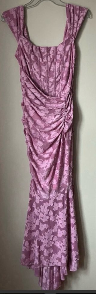 Vestido elegante rosa con drapeado