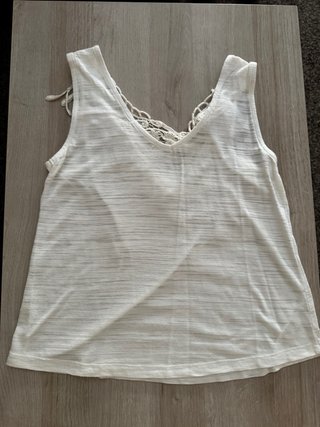 Camiseta tirantes Bershka con encaje