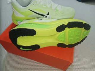 Nike Vomero 18 Verde y Blanco