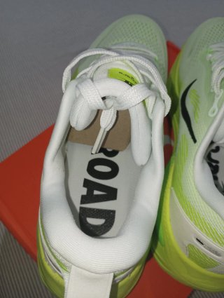 Nike Vomero 18 Verde y Blanco