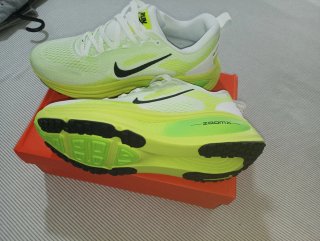 Nike Vomero 18 Verde y Blanco
