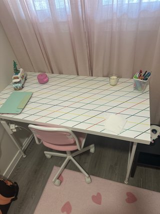 Escritorio IKEA blanco con diseño geométrico