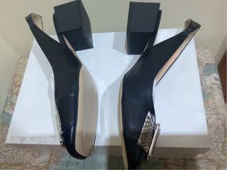 Zapatos Un Paso más negros sin usar de piel.