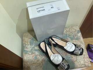Zapatos Un Paso más negros sin usar de piel.