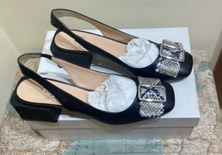 Zapatos Un Paso más negros sin usar de piel.