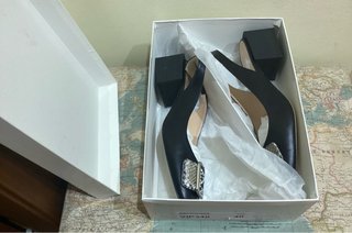 Zapatos Un Paso más negros sin usar de piel.