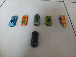 Coche de juguete deportivo gris
