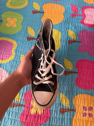 Zapatillas Converse altas negras con corazones