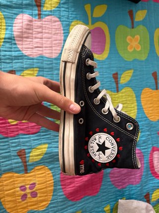 Zapatillas Converse altas negras con corazones