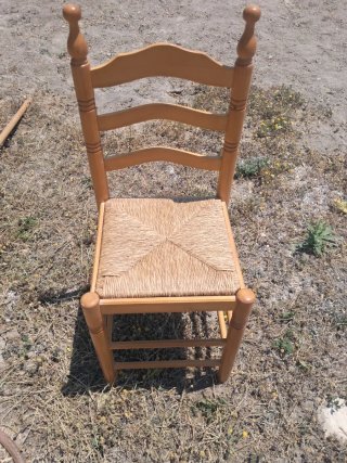 Silla de madera con asiento de yute