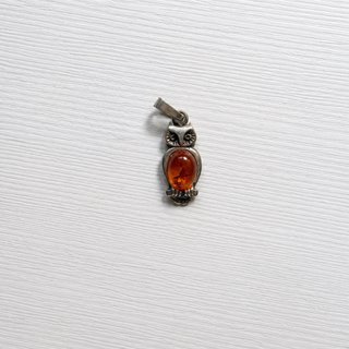 Collar con colgante de búho y ámbar