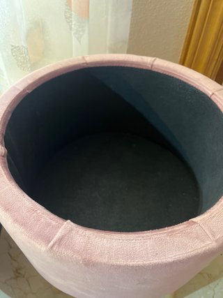 Taburete rosa de terciopelo con patas de madera