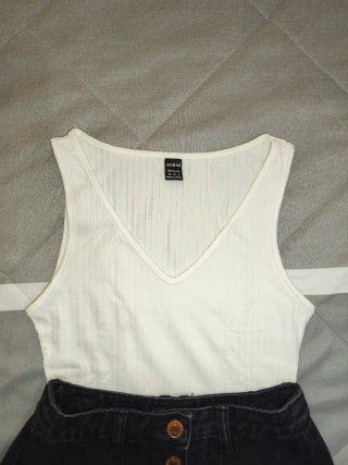 Conjunto de top canelado branco e saia jeans preta