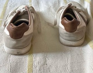 Zapatillas chico grises y blancas
