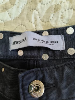 Pantalón vaquero Bershka tachuelas
