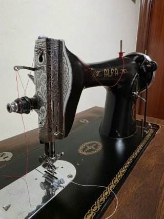 Máquina de coser Alfa antigua