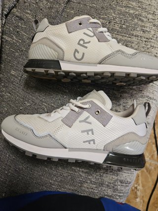 Zapatillas CRUYFF originales blancas y grises.