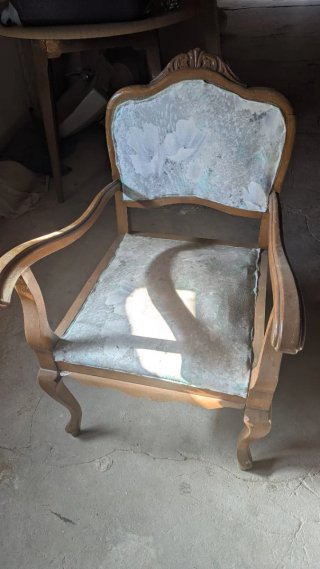 Sillón antiguo madera tapizado floral