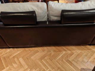 Sofá de tela beige y piel marrón