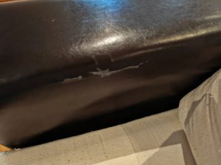 Sofá de tela beige y piel marrón