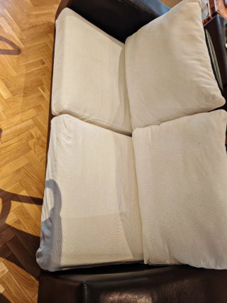 Sofá de tela beige y piel marrón