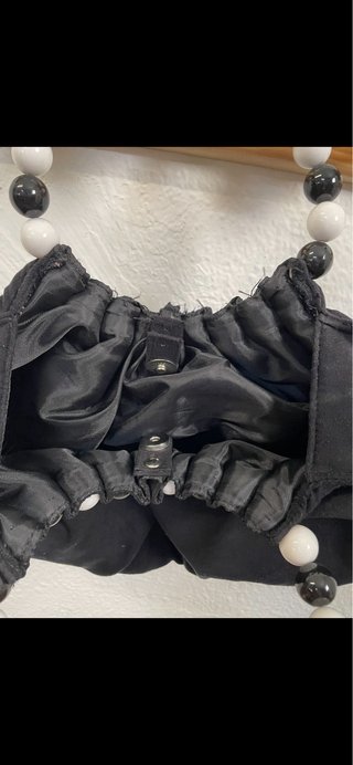 Bolso negro con asas de cuentas