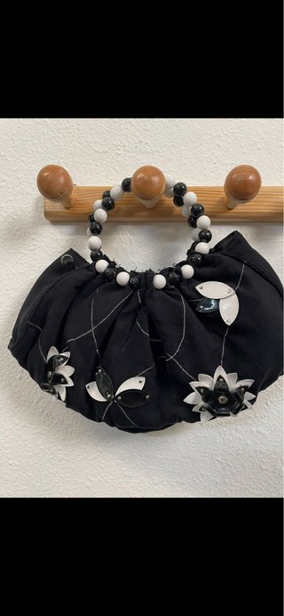Bolso negro con asas de cuentas