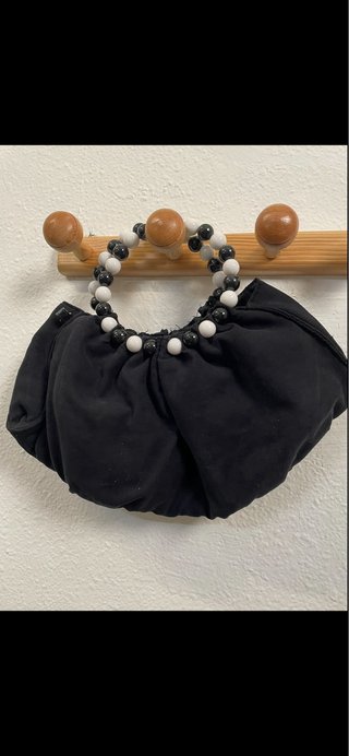 Bolso negro con asas de cuentas