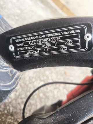 Patinete Eléctrico Negro con Detalles Azules