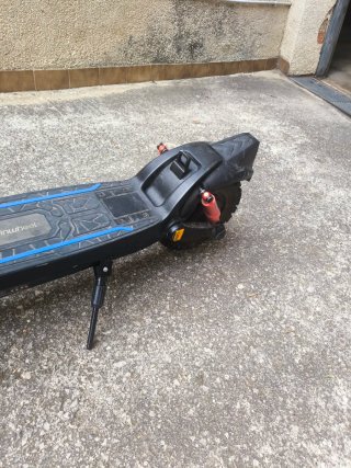 Patinete Eléctrico Negro con Detalles Azules